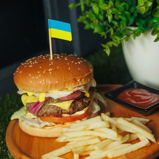 Бургер з яловичиною