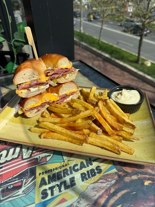 Bagel cu pastrama (combo)