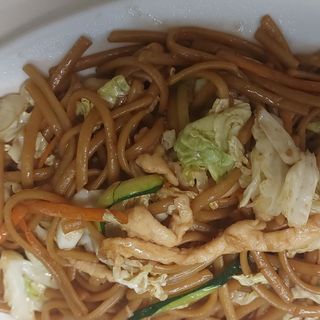 24. Tallarines Fritos Con Pollo