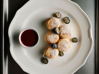 Сирники з соусом на вибір та лимонною сметаною (280g)