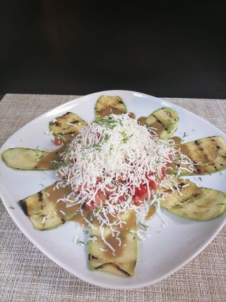 Гриловани тиквички с меден дресинг (300гр)