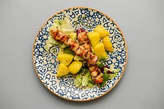 Frigărui de pui cu legume, cartofi copţi, salată verde mixtă