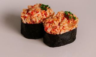 Gunkanmaki sałatka z surimi -2 szt-