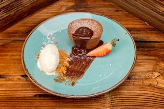 Sufleu de ciocolată cu înghețată de vanilie