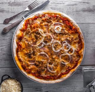 Pizza Bolognaise. حجم متوسط 