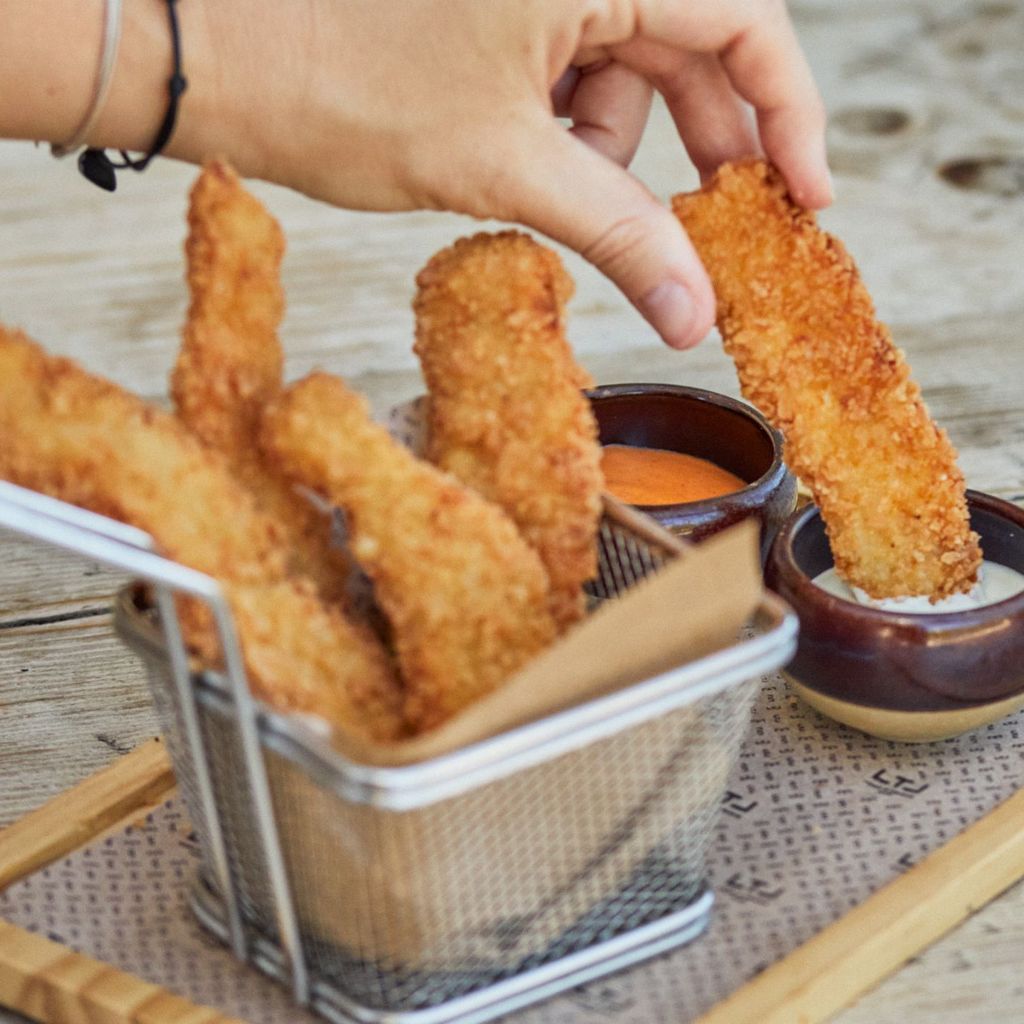 Tiras de Pechuga de Pollo crujientes con dos salsas: Mostaza y Chili