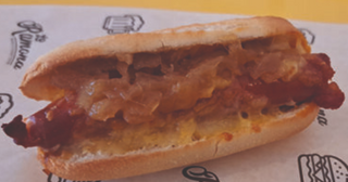 Ramoncito de chistorra con queso fundido y cebolla caramelizada