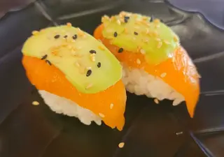 95. Nigiri De Salmón Y Aguacate (2 Uds.)