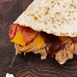 Q9 - Pullet pork, fontina, pomodoro  e salsa barbecue