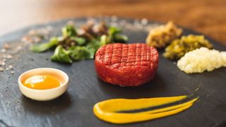 Tatar siekany z polędwicy wołowej.