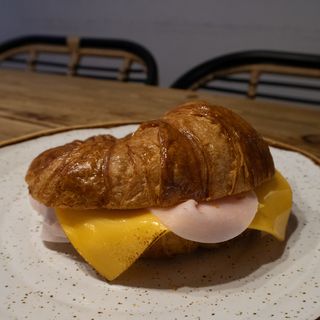 Croissant de pavo y queso
