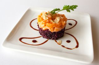 88. Tartare di sake con riso venere