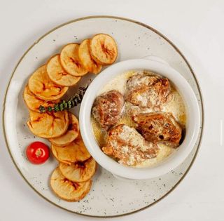 Teletina zapečena u kajmaku