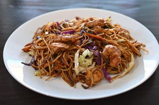 Svinjetina sa prženim špagetima, povrćem i jajima u soja sosu