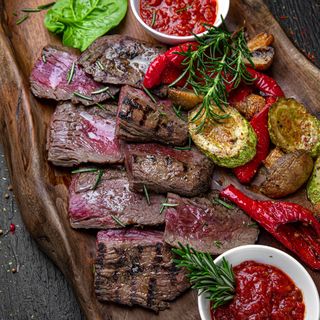 Steak Flank cu legume coapte și sos pilati