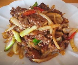 57.Manzo con cipolla