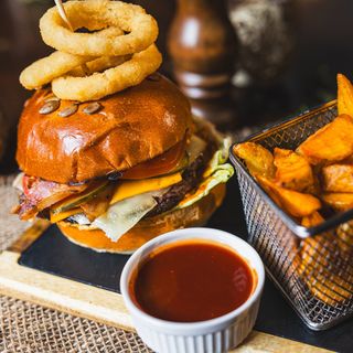 COMBO Burger Texas BBQ, cartofi prajiti, Coca Cola doza 330 ml