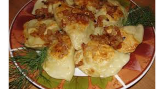 Pierogi ruskie z omastą z cebuli i boczku