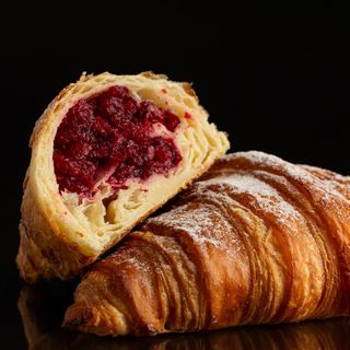Круасан з вишнею (120г)