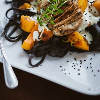 Czarny Makaron z kurczakiem oraz szpinakiem