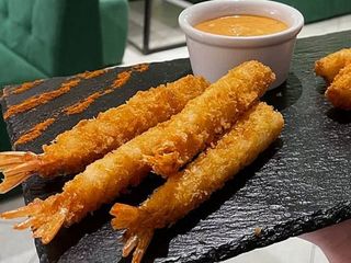 Креветки у темпурі з соусом