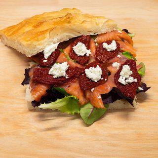 Salmone Affumicato, Caprino, Pomodorini Secchi