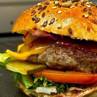 Don Diablo burger, cartofi wedges, sos Samurai