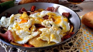 Huevos Rotos Con Chorizo