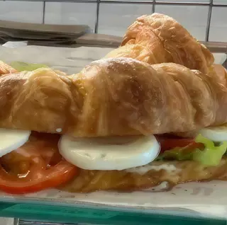 Croissants de Tomate, alface e ovo cozido