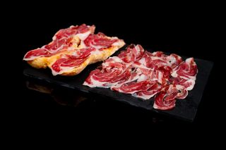 Tapa De Jamón De Bellota Y Pan Con Tomate