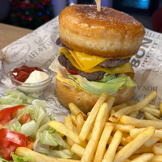 Двоен чийзбургер