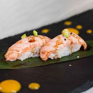 63. Nigiri Sake flambé 2 pz