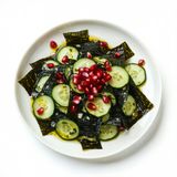 Ensalada de algas con pepino y granda