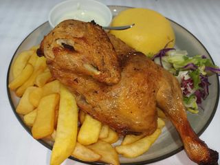 Pui la cuptor si cartofi prajiti