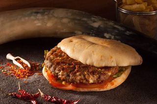 Gurmanska pljeskavica mala s pomfritom