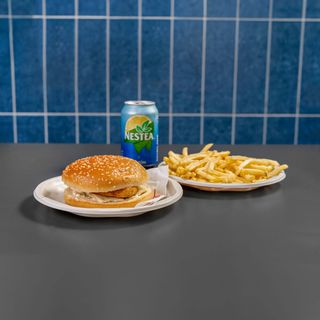 Hamburguesa de pollo con refresco y patatas