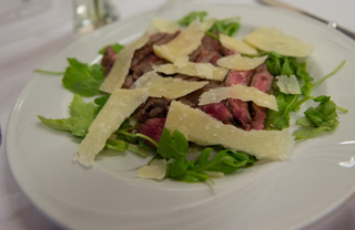 Tagliata di manzo rucola e grana