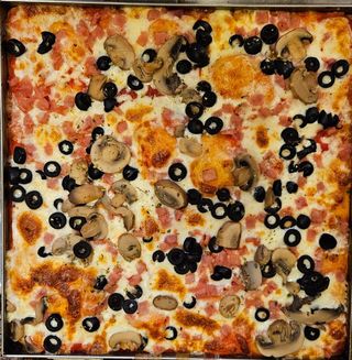 Pizza Cuatro Estaciones (1 Porción)