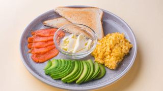 Завтрак с авокадо и лососем