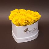 9 trandafiri criogenați galbeni în inimă albă