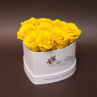 9 trandafiri criogenați galbeni în inimă albă