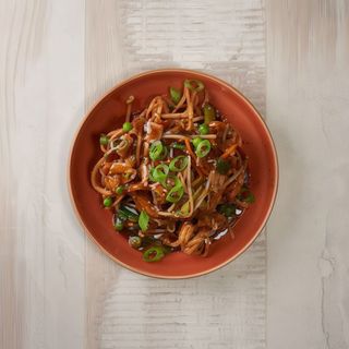 Fideos crujientes con salsa de soja espesa