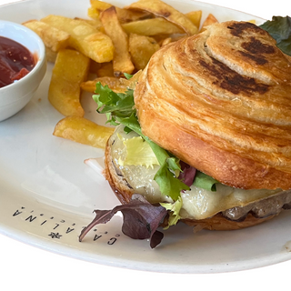 Hamburguesa De Ternera De Angus En Pan De Croissant