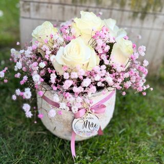 Arranjo com 6 rosas brancas naturais e vivas rosa