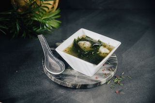Zupa z pierożkami Gyoza (200ml)