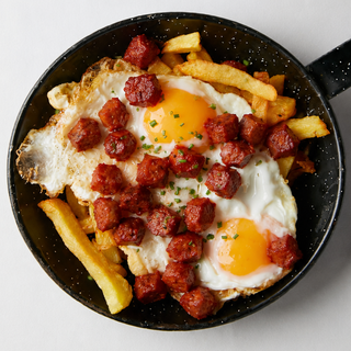 Huevos rotos con chistorra