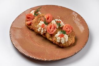 Деруни з лососем та бринзовим мусом (300г)