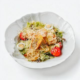 Salată Caesar cu file de pui