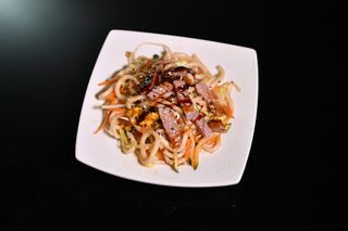 61. Udon saltato con verdura mista e vitello