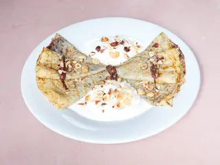 Palačinke sa Nutellom, lešnicima i šlagom